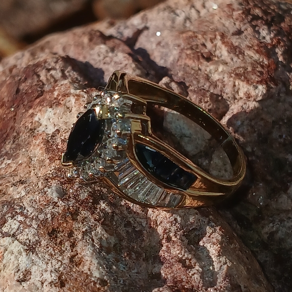 Exquisite Sapphire Ring with Diamonds set in 14ct Gold - Picture 6 of 7